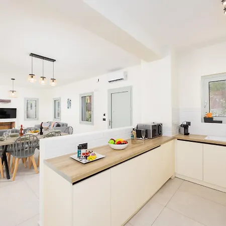 Kira Trapezaki (Kefalonia)