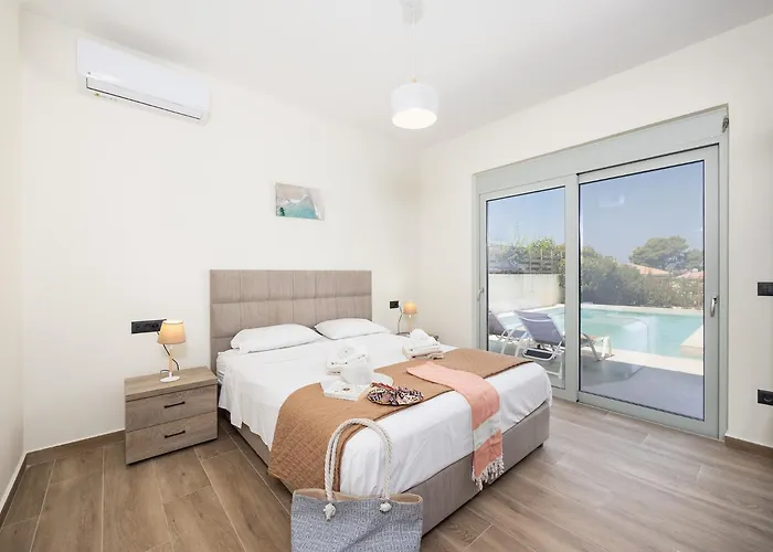 Βίλα Kira Τραπεζάκι